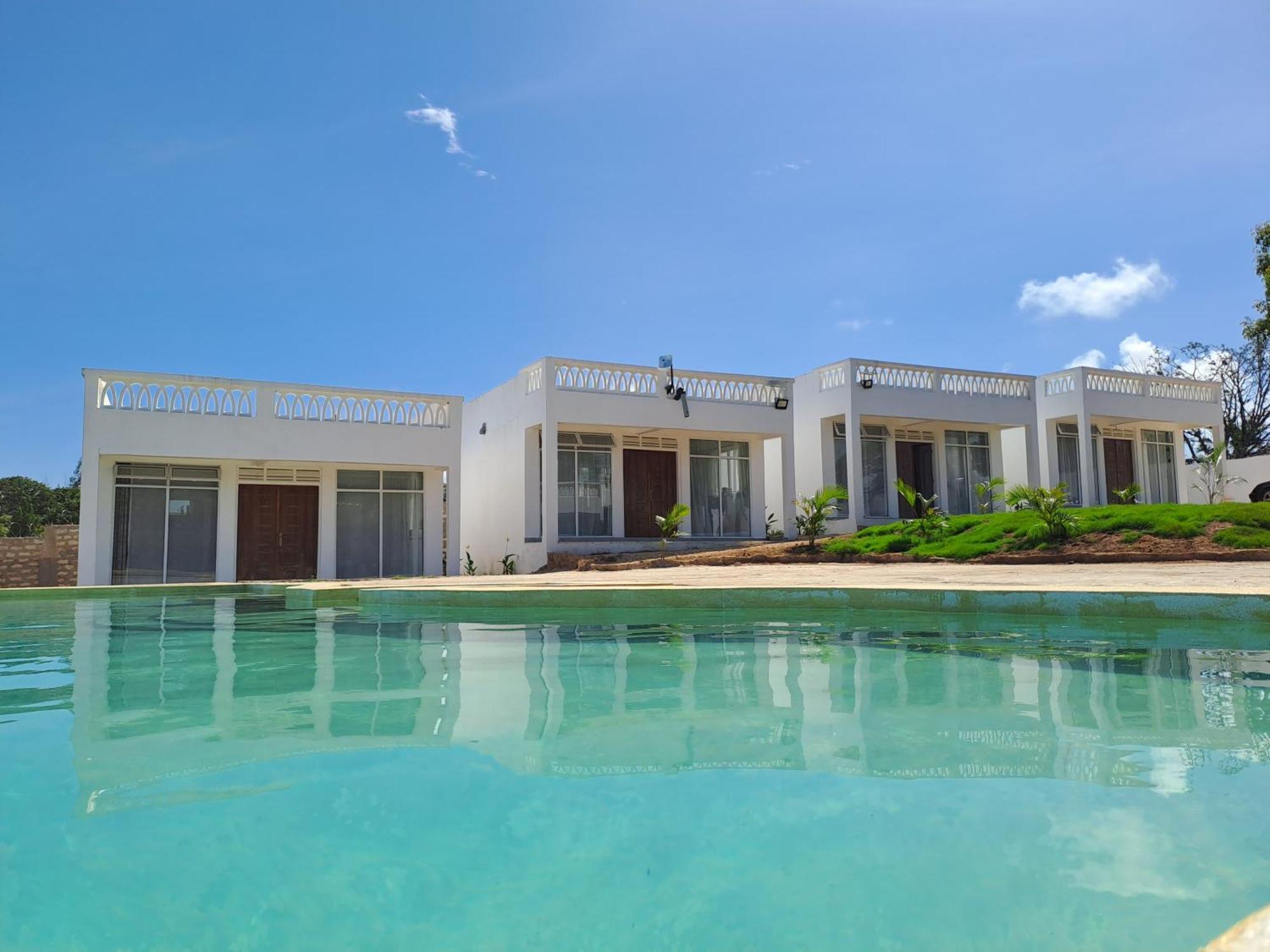 Cave Diani Holiday Apartments Diani Beach Exteriör bild
